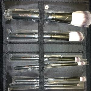 CROWN makeup brush set